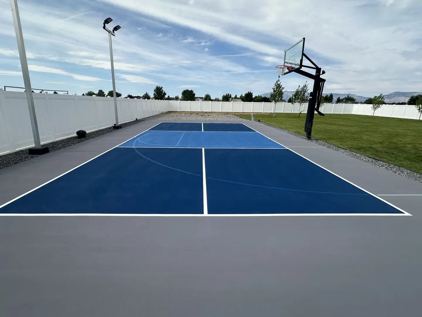 Xây sân bóng rổ - pickleball tiêu chuẩn 6 lớp sơn có 10% Hạt Cao Su TopSports trên nền nhựa